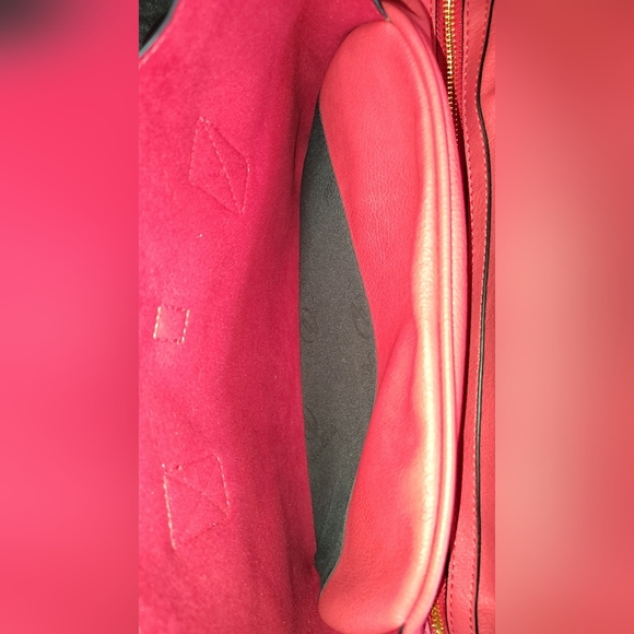 🩷Mellow World Hot Pink Purse | Gold Hardware | Excellent Condition - Picture 11 of 16